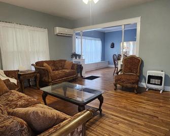 Historic Downtown Craftsman - Clarksville - Huiskamer