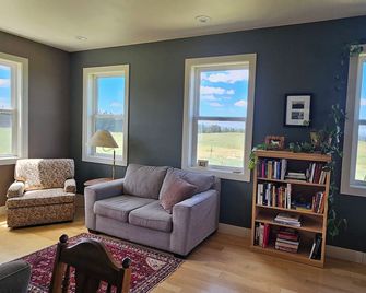 Home on the Ridge- peaceful 3 bedroom home with big sky views - Columbus - Living room