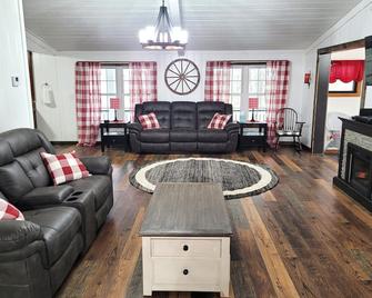 Charming Farmhouse Retreat with Hot Tub - Jackson - Living room