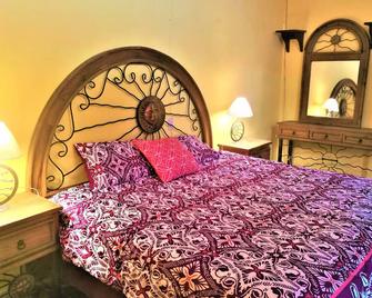 La Piedra, beautiful house with back yard at 2 blocks from the center - Tlaquepaque - Habitación