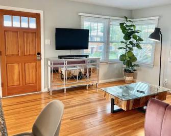 Rustling Leaves 2bd/1 ba Upstairs Parking/Laundry - San Pedro - Living room