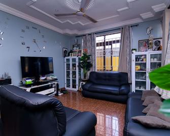 Holistic & Wellness Living - Sakumono - Living room