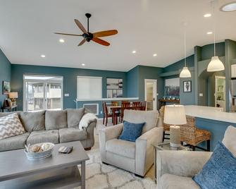 Million Dollar Views, Affordable Luxury. New winter pricing! - Vancouver - Living room