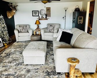 Mountain Views-Hottub -Cozy Fireplace 30769018 - Woodland Park - Living room