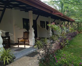 Amron Resort Sigiriya - Sigiriya - Patio