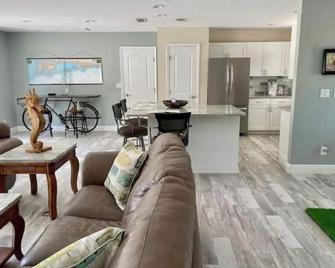 Gulf to Golf. - Bradenton - Living room