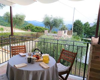 Orchidea Apartmentthe Old Maple Farmhouse - Montalto delle Marche - Balcón