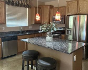 All the amenities of Sun City resort living at Merrill Ranch in Florence, AZ. - Florence - Kitchen