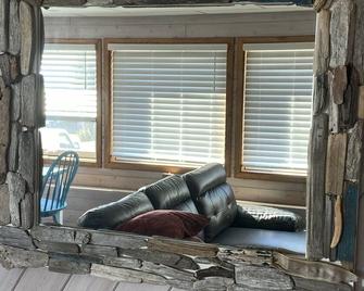 Ocean view guest suite, completely self contained, beautiful outdoor patio - Campbell River - Sala de estar