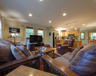 Summer Haven - Your Adventure Retreat near Dupont and Pisgah National Forests - Cedar Mountain - Living room