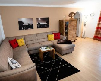 Apartment Suite Bauernstube - with infrared cabin and balcony with a view of the Bavarian Forest mountain range - Teisnach - Sala de estar