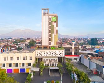 Ibis Styles Malang - Malang - Building