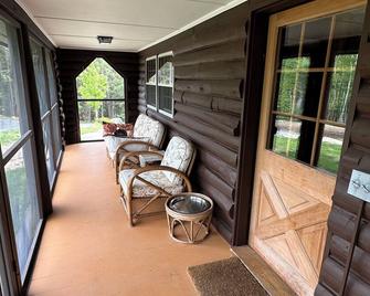 Cozy Modern 4 Bedroom Log Cabin on 45 Secluded Acres in the Berkshires - Becket - Balcón
