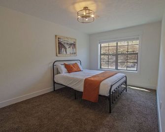 Rustic Retreat For The Whole Family! Hot Tub, Game Room. Sleeps 16+ Valley Views - Ellensburg - Bedroom