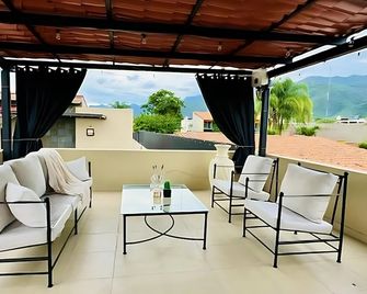 Modern Central 1 Bedroom Guesthouse -Bikes - Huge Patio - Gym - Pickleball Court - Chapala - Balcony