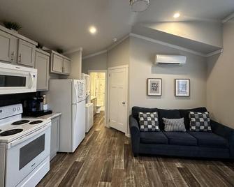 Charming Tiny Home! Close to Oxford, Sardis Lake, Safari Animal Zoo - Sardis - Cocina