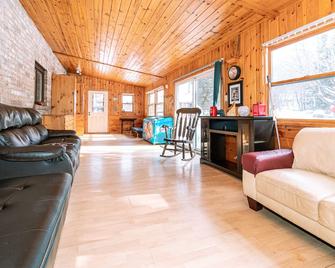 Pine Springs Retreat - Little Hawk Lake - Sala de estar