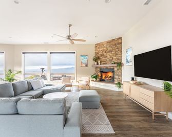 Vista Grande 4 Bedroom Home by RedAwning - Ramona - Living room