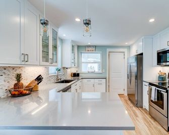 Cheerful 3/2 bungalow - 1,000ft to the sand! - Neptune Beach - Kitchen