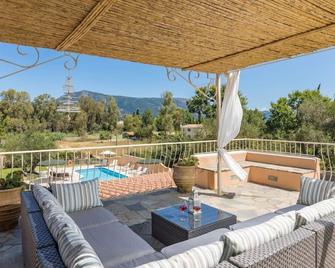 Villa St. Nicholas House, Family Friendly, Large Heated Pool, 300m to the beach. - Corfu - Balcony