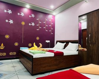 Shree Keshrinandan Homestay - Kevadia - Bedroom