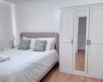 Cosy 4-Bedroom Entire Home - Sleeps 7, Oxford - Oxford - Bedroom