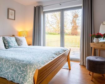 Paddock Cottage - sleeps 2 guests in 1 bedroom - Winchcombe - Bedroom