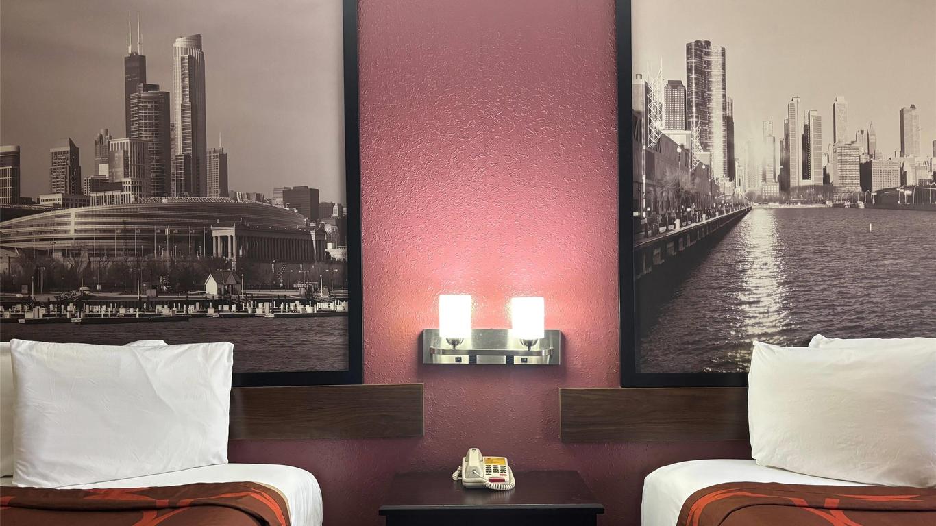 Super 8 by Wyndham Paris IL