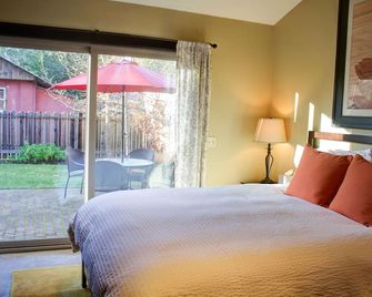 Red Barn Retreat - Romantic and Peaceful Cottage near Popular Hiking Trail - Little River - Bedroom