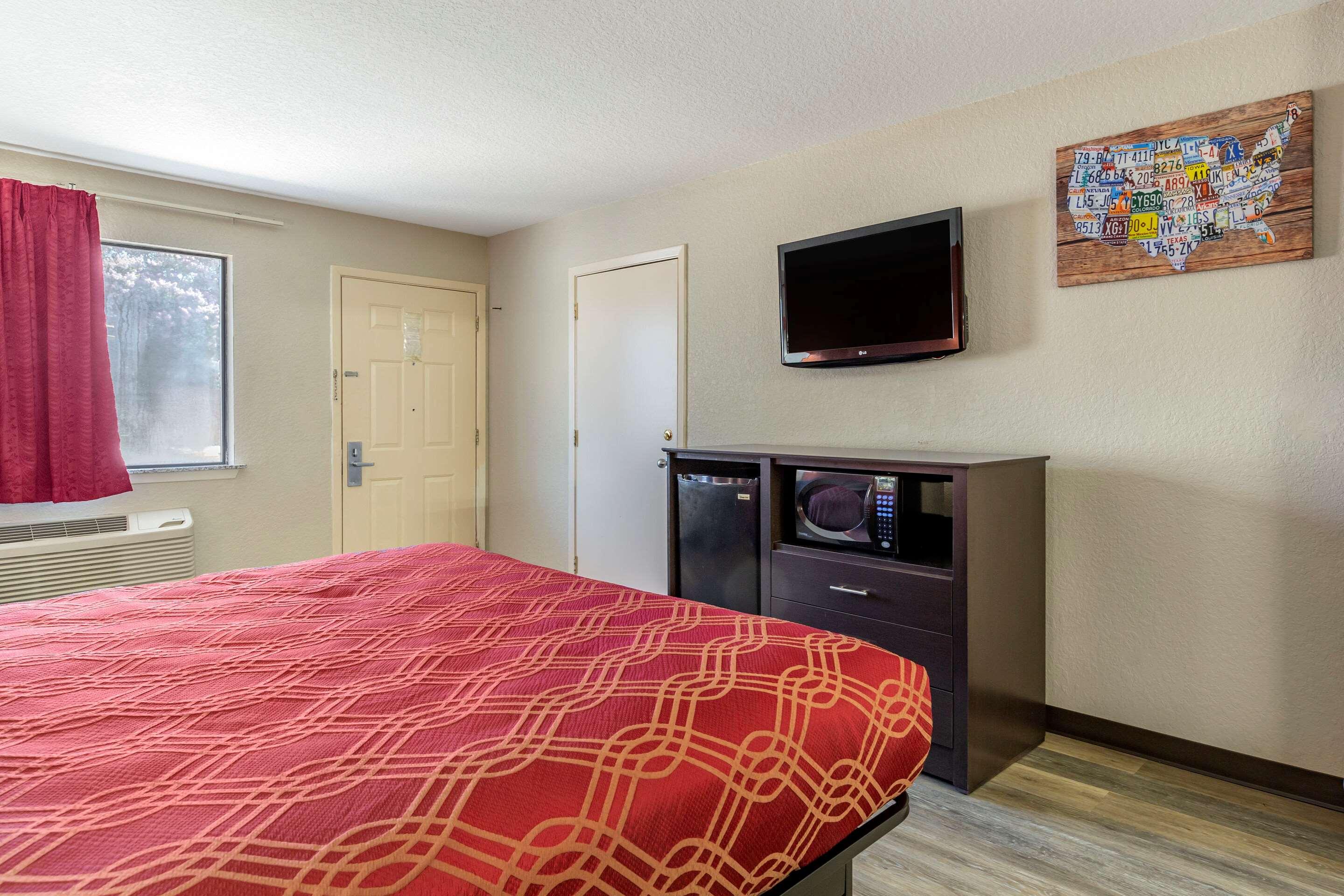 econo lodge near lackland air force base seaworld