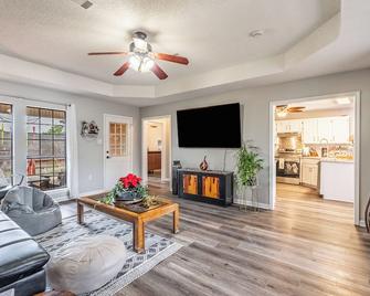 3BR Spacious Home w Game Room & Themed Bedroom - Conway - Living room