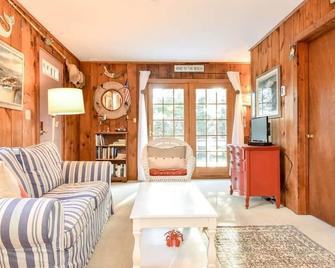 2 mins from Nauset Beach - Orleans - Living room