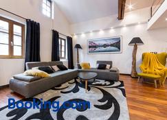 Les suites sainte claire - Annecy - Living room