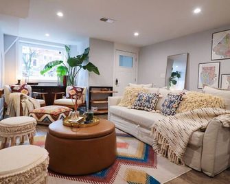 English Basement in Renovated 110 Year Old Row Home - Washington D. C. - Sala de estar