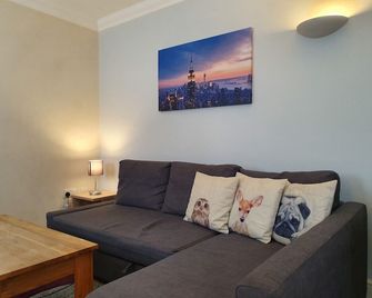 Godwin Court Apartments - Swindon - Living room