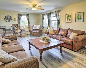 Farmhouse: Close to Norris Lake & Atv Trails! - La Follette - Sala de estar