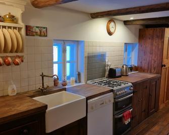 Baker's cottage 200-yr old Farmhouse close to Jelenia Góra sleeps up to 8 +2kids - Wlen - Kitchen