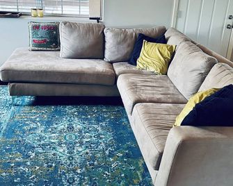 Sleeps 10, large deep water dock, 2 swim platforms- ladders & covered slip. - Gravois Mills - Living room