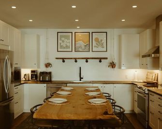 Pet Friendly Beachfront Escape, Sauna (add on), Hot Tub, Fireplace & Storm Views - Powell River - Kitchen