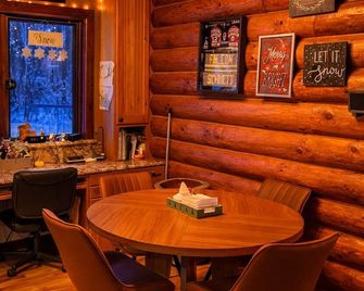 Luxe Spa Cabin: Hot Tub + Sauna + Fire - Pewaukee