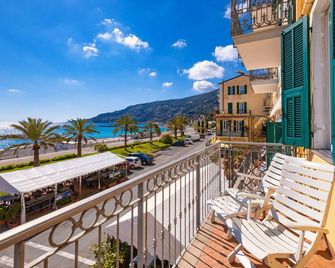 Appartamento fronte mare a Ospedaletti by Wonderful Italy - Ospedaletti - Balcon