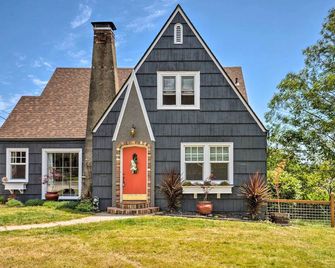 The Old McCullough Home w/ Rooftop Deck, View - North Bend - Gebäude
