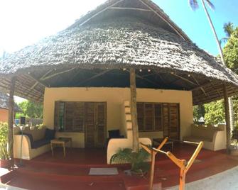 Afro Beach Bungalows & Afro Whale shark safari owned and perated by local commun - Kilindoni - Patio