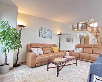 Spacious Cozy Cove Retreat / 6br / 4ba / 2kitchen / Ac / Bbq - Sylvan Lake - Living room