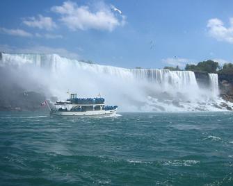 Great Gorge Guesthouse - Walk to the Falls, the Casino and all Downtown Restaurants - Across from the Aquarium - Niagara Falls