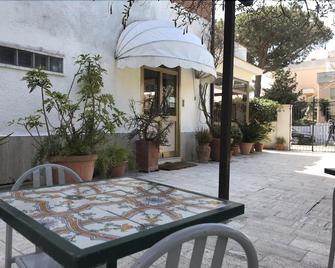 Albergo Villa Anna - Anzio - Innenhof