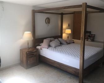 Quiet room in the middle of a lush garden, 2.4 km from the beaches, quiet - Estepona - Habitación