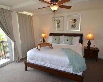 By The Sea Vacation Villas 4 Bed/Private Pool/ Walk To Everything. Amazing Location! - Lauderdale-by-the-Sea - Bedroom