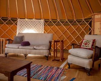 Shire Farm Yurt Village - Horncastle - Living room