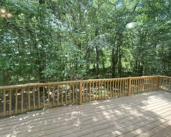 Wooded cabin w/ fishing and river access! - Cleveland - Balcony